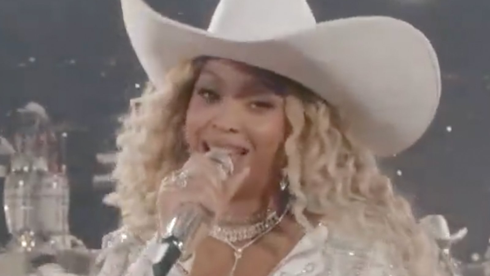 Beyoncé fait sensation pendant le show de la mi-temps du match de Noël de la NFL