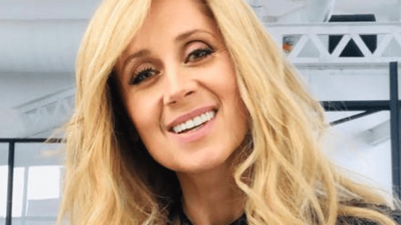 La tenue de Lara Fabian vole la vedette lors de la première de Star Académie