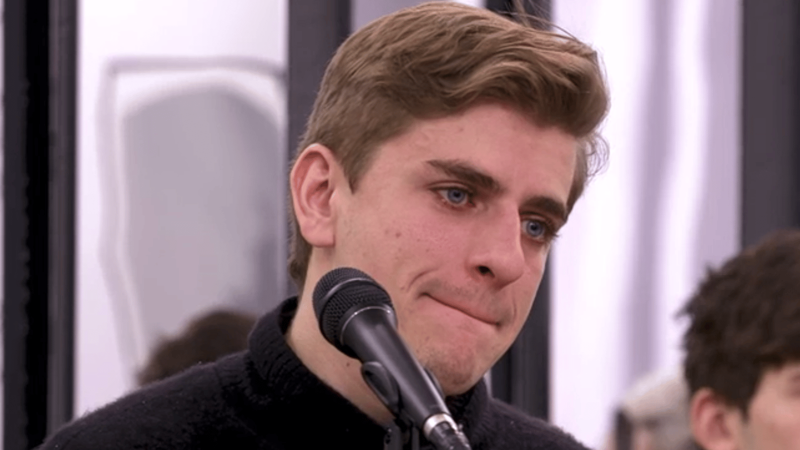 Au bord des larmes, Édouard émeut les fans de Star Académie qui s'en font pour lui