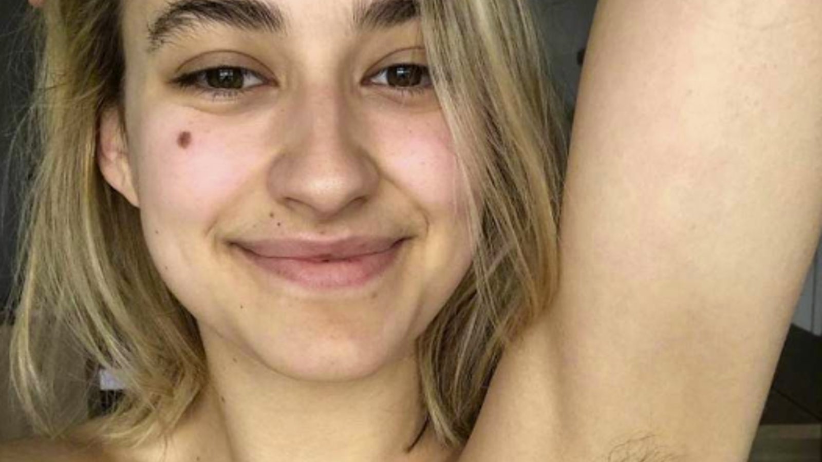 Éléonore Lagacé passe un important message et vous dévoile ses poils sous les bras 