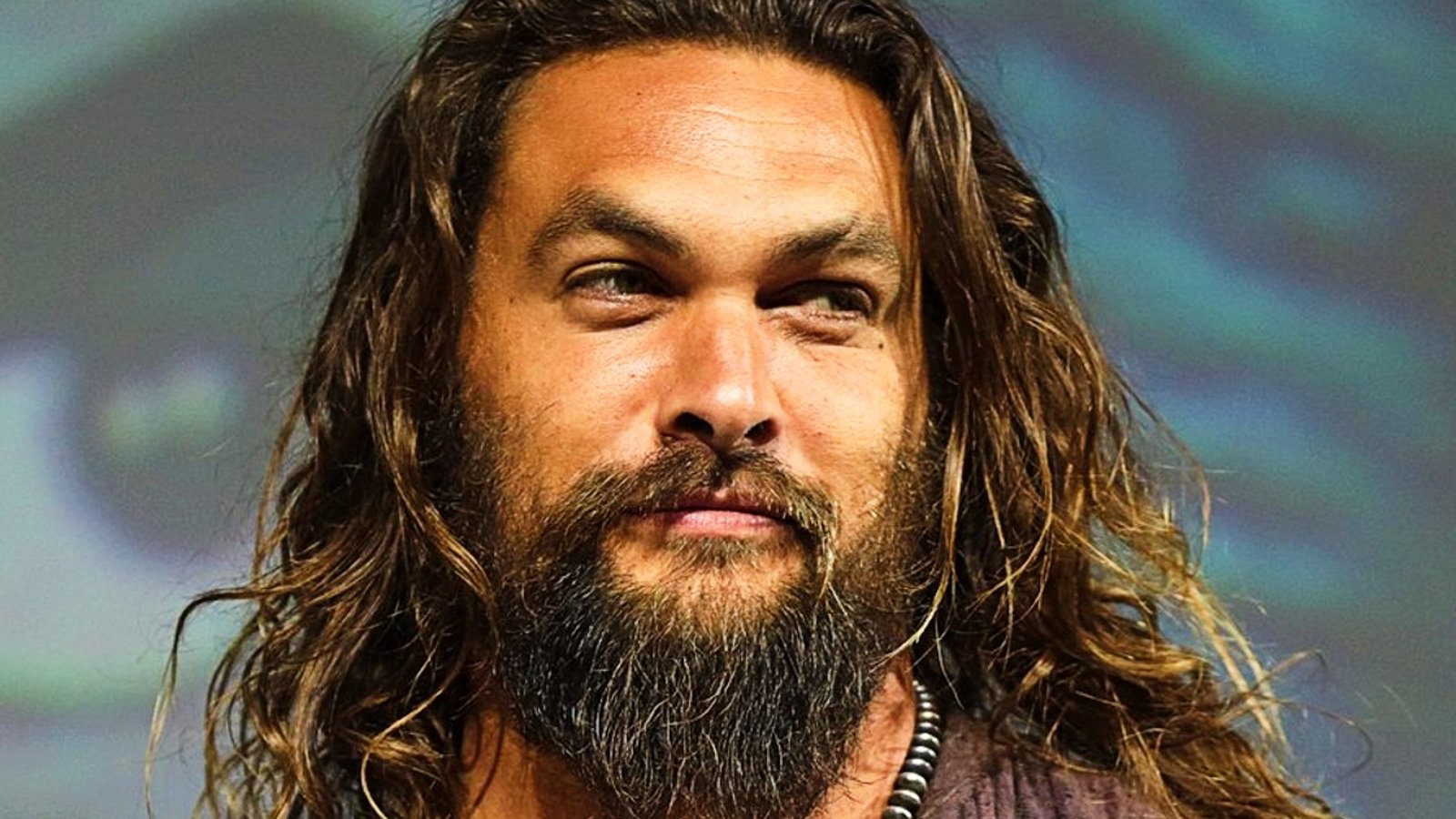 Jason Momoa s'est fait raser les cheveux et il est presque méconnaissable