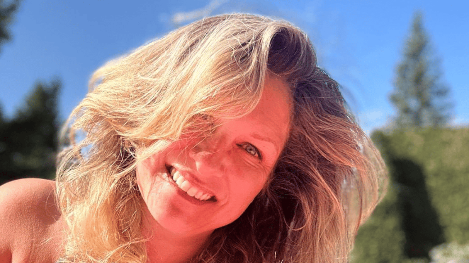 Saskia Thuot prend la pose en bikini sur le bord de la plage dans un voyage hors du Québec