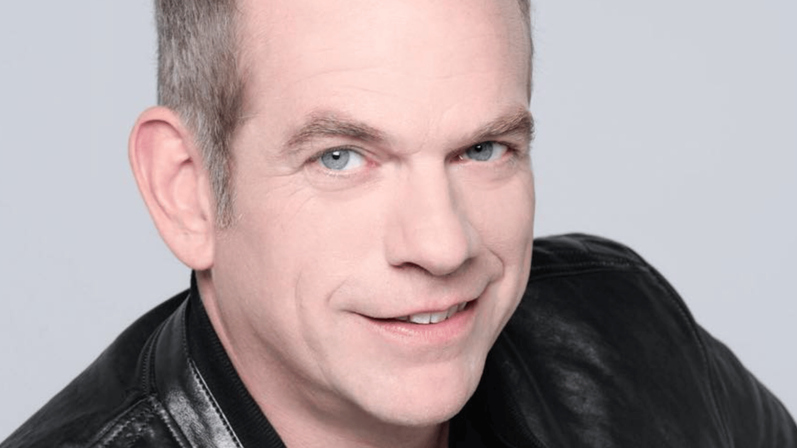 Garou plus resplendissant que jamais sur une magnifique photo