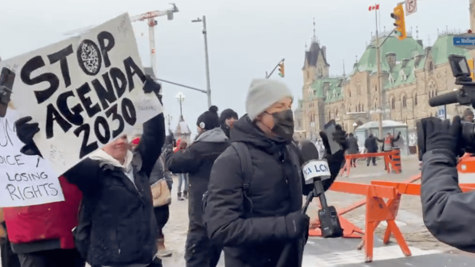 Le journaliste Yves Poirier se fait encercler par des manifestants qui l'insultent alors qu'il travaille