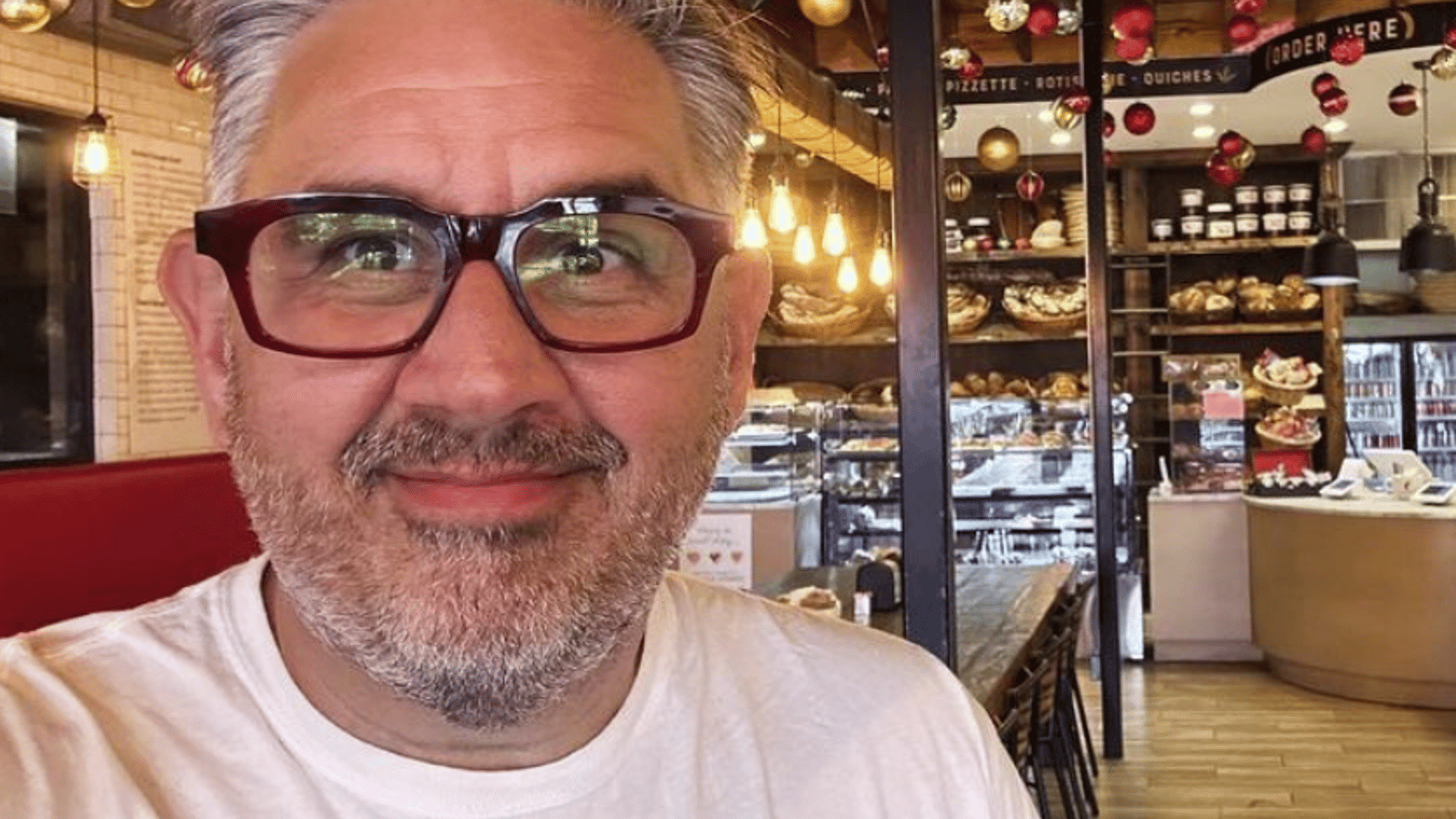 Marc Hervieux prend la pose avec ses filles pour une occasion spéciale