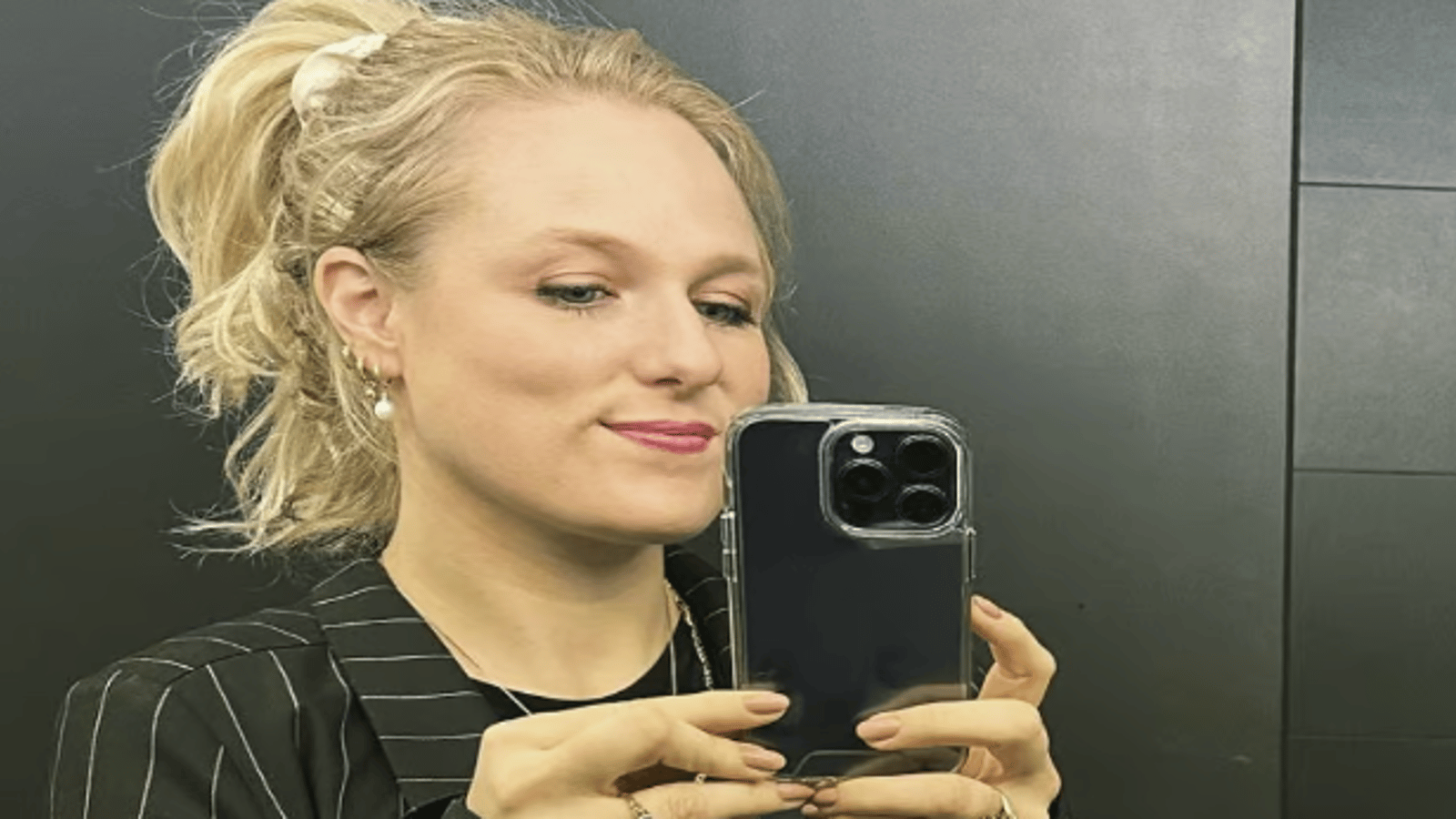 Marie-Soleil Dion publie une photo inédite de sa grossesse avec son superbe ventre arrondi