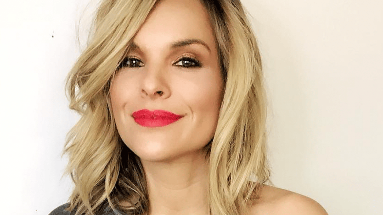 Kim Rusk rayonne dans un nouveau shooting photo sexy et élégant