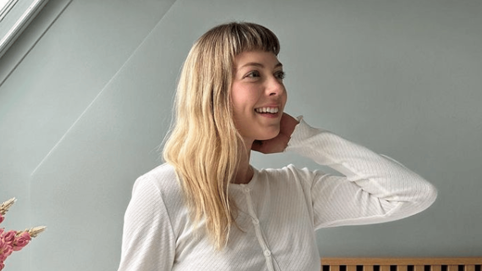 Catherine St-Laurent enflamme le web en bikini jaune en Espagne