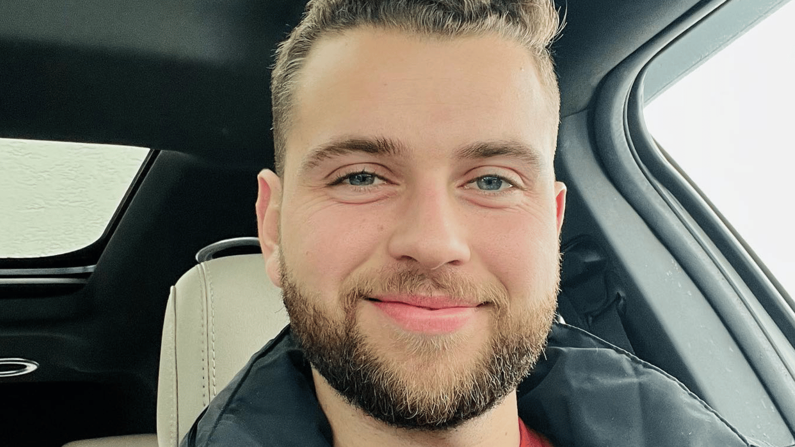 Luka et Jay de l’amour est dans le pré toujours en amour sur de magnifiques photos de couple