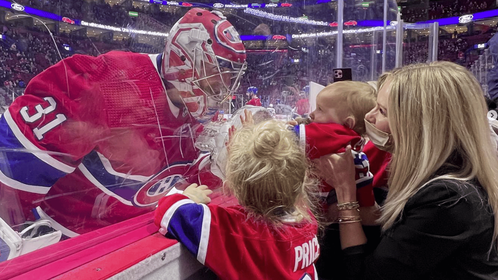 Angela Price partage une superbe photo avec Carey et leurs enfants lors des funérailles de son père