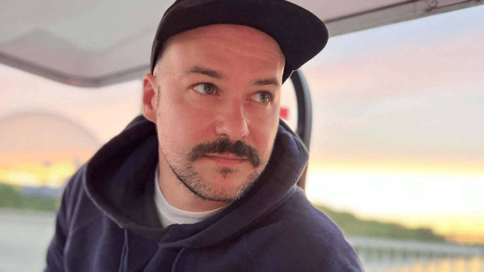 Marc-André Grondin partage une rare photo de couple pour une occasion bien spéciale