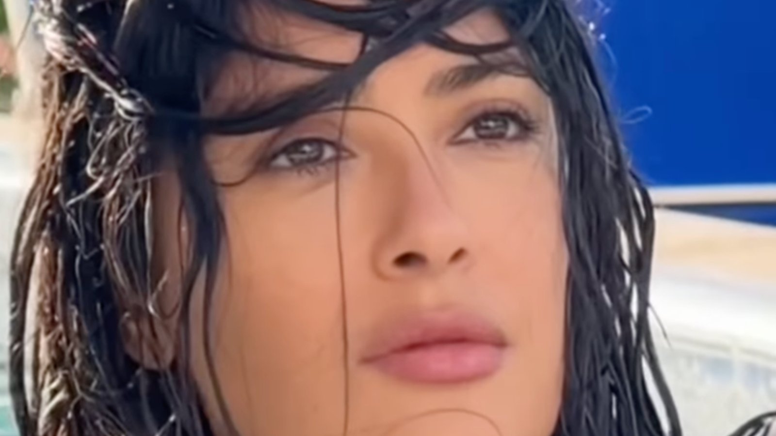 Salma Hayek en met plein la vue dans des photos en maillots de bain au bord de l'eau