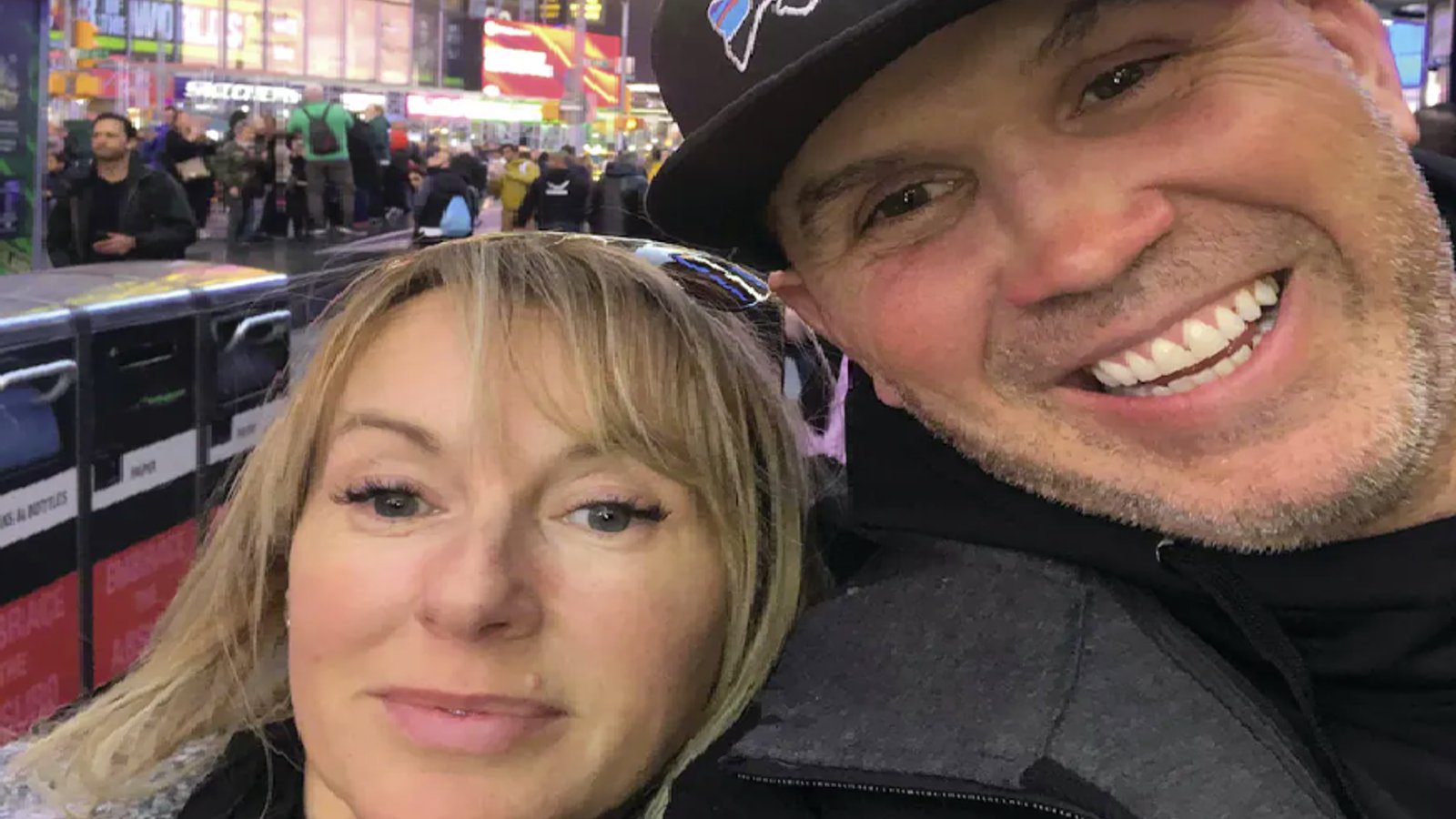 Dave Morissette lance des fleurs à son amoureuse Nancy avec qui il est en couple depuis 33 ans