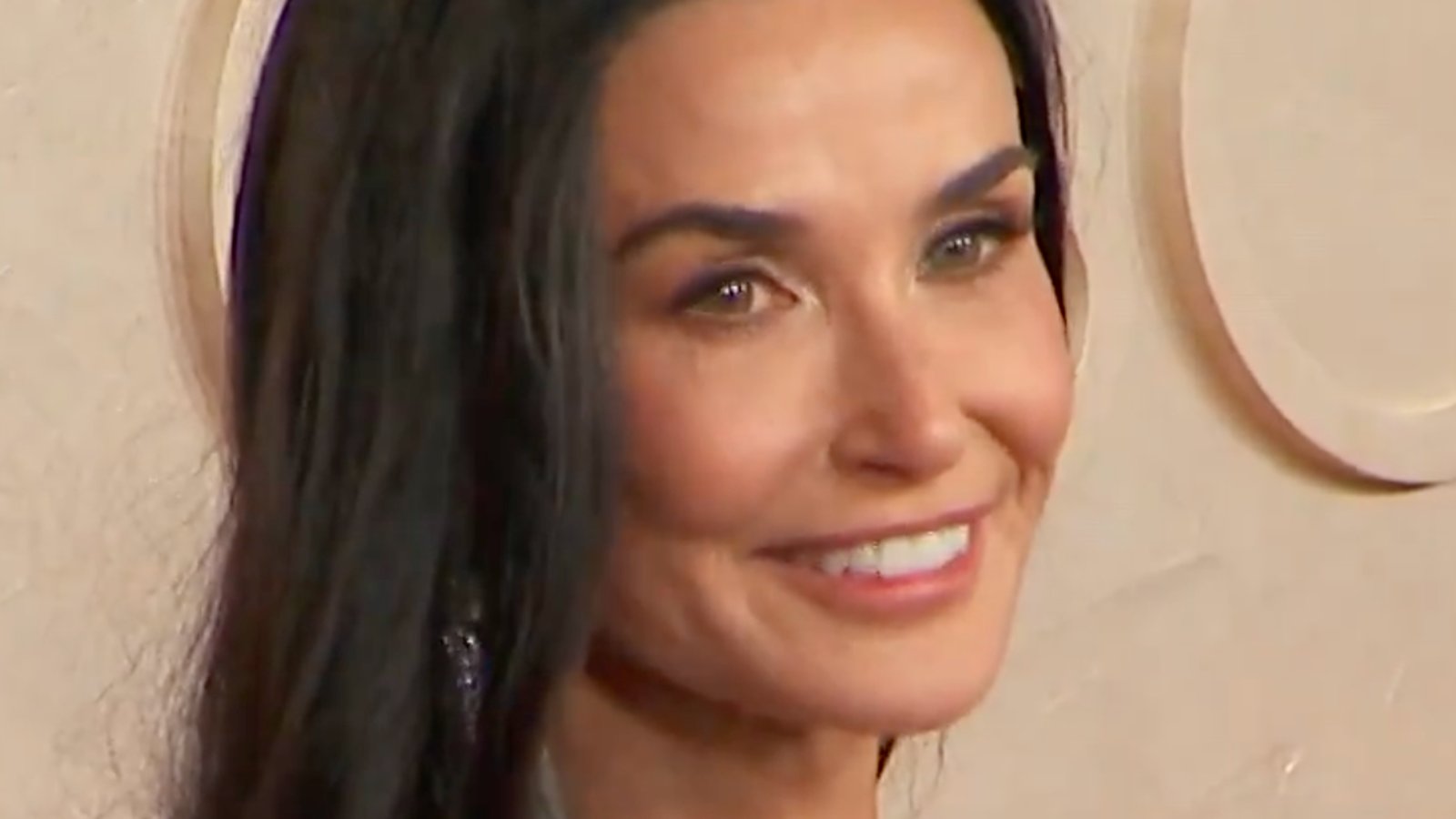 La robe de Demi Moore fait tourner les têtes sur le tapis rouge des Oscars