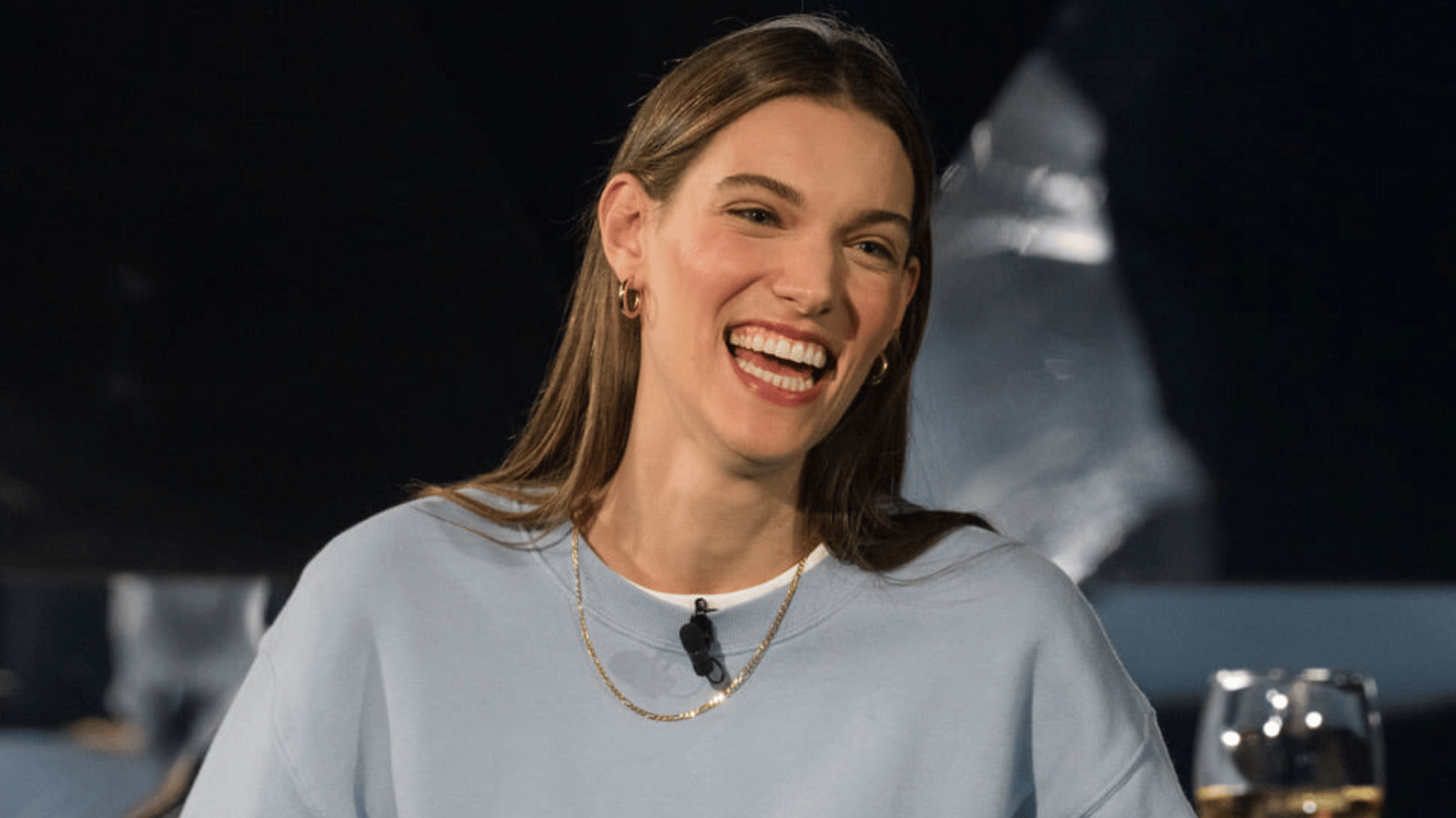 Charlotte Cardin fait exploser le web dans une tenue sensuelle et haute couture