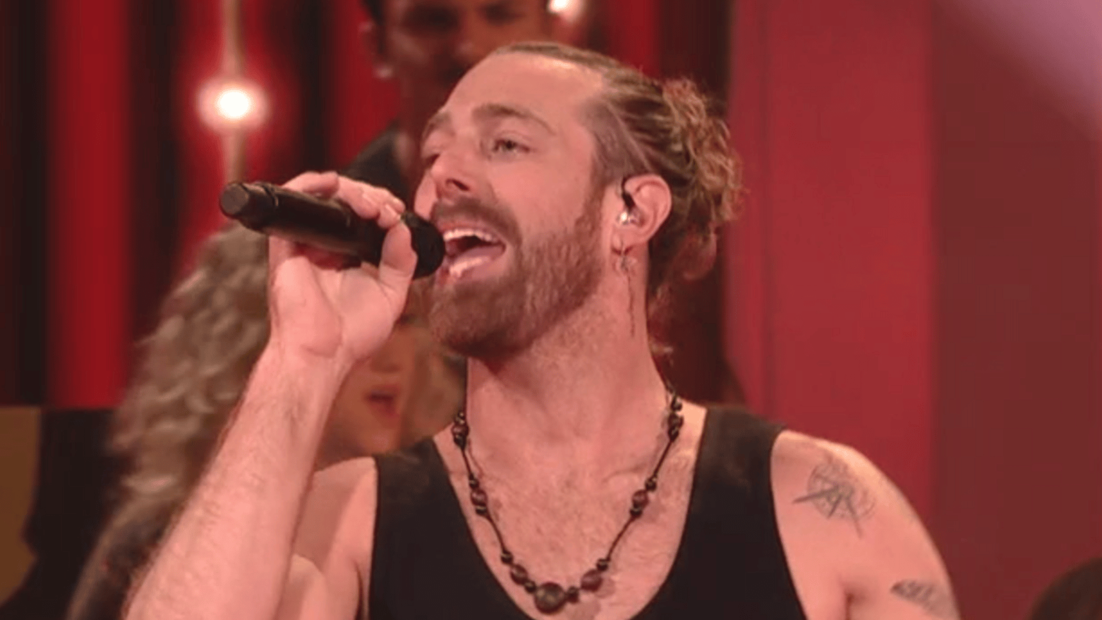 Jonathan Roy a mis le feu au variété de Star Académie avec sa nouvelle chanson et un détail retient l'attention