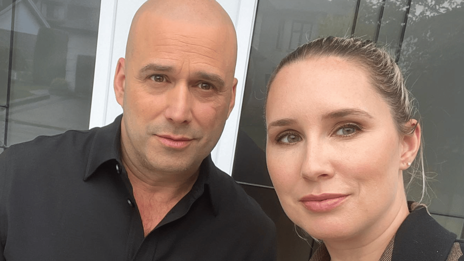 Maïka Desnoyers est triste et elle pose avec Daniel Corbin pour une raison précise