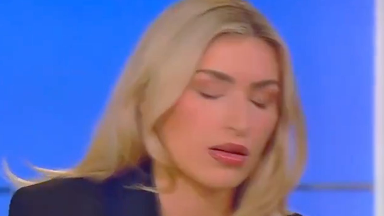 Une commentatrice politique s'évanouit en direct à la télévision