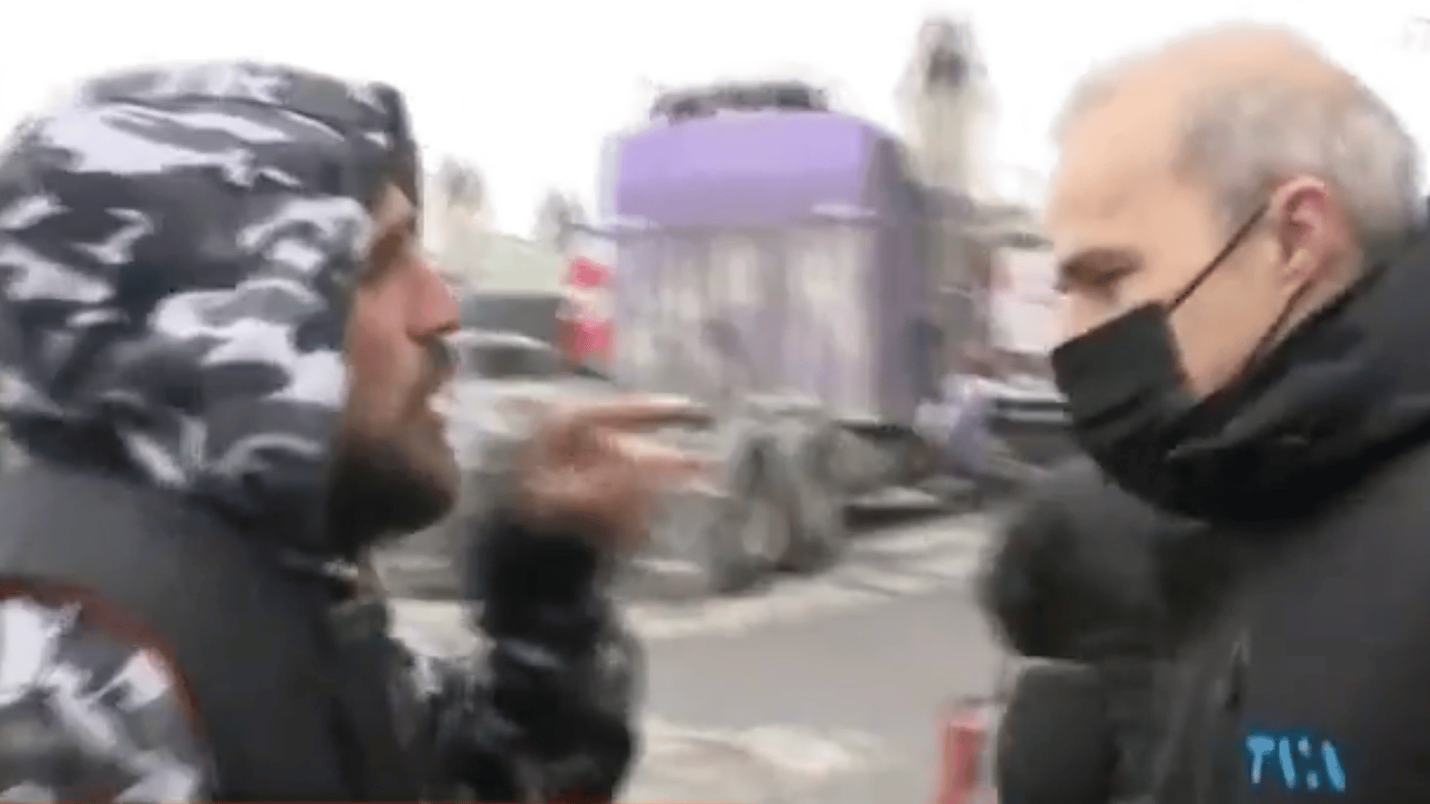 À VOIR: Yves Poirier de TVA Nouvelles menacé physiquement en direct par des manifestants à Ottawa