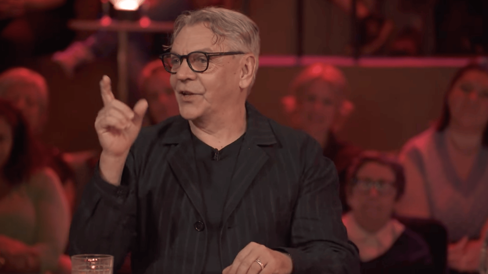Marc Labrèche interrompt en direct son émission après avoir reconnu quelqu'un assis dans la foule