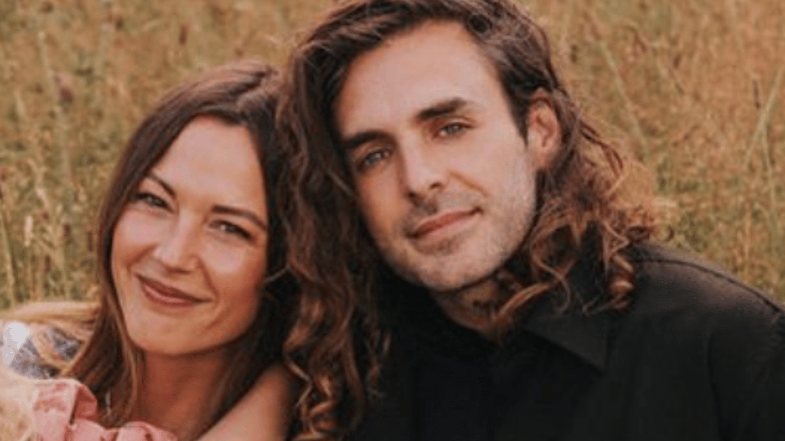 Alex Nevsky et Vanessa Pilon enflamment le web dans une magnifique vidéo pour Noël