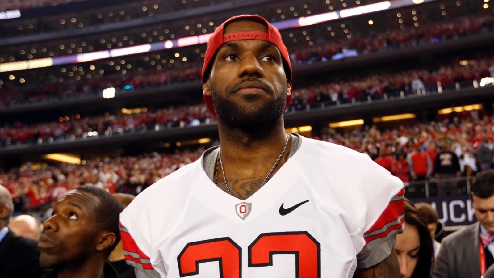 Fans BLAST LeBron James for Deshaun Watson tweet 