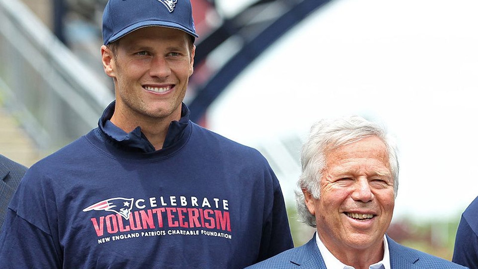Robert Kraft wants to sign Tom Brady again