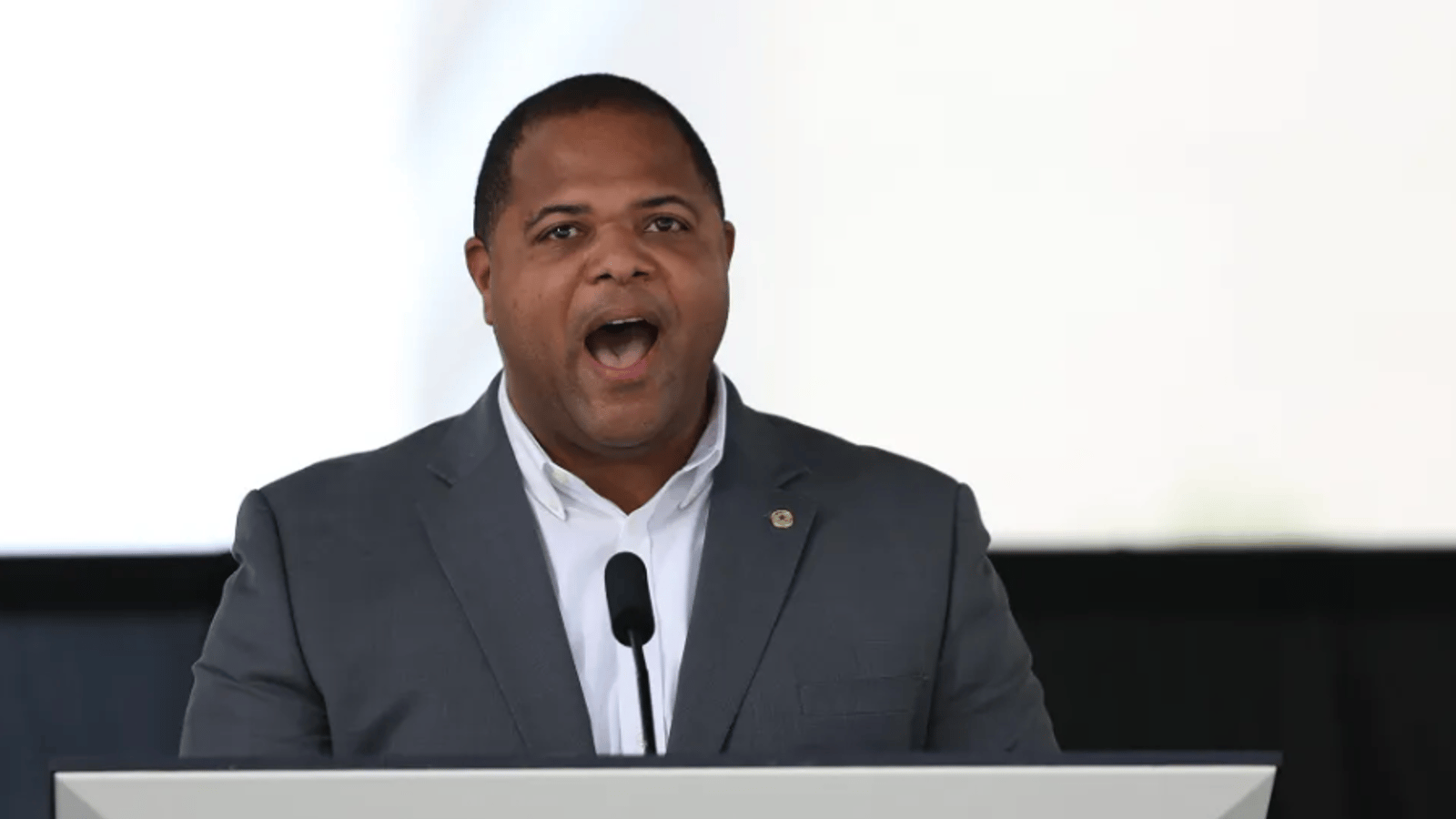 Dallas mayor invites Chiefs to move to city! 