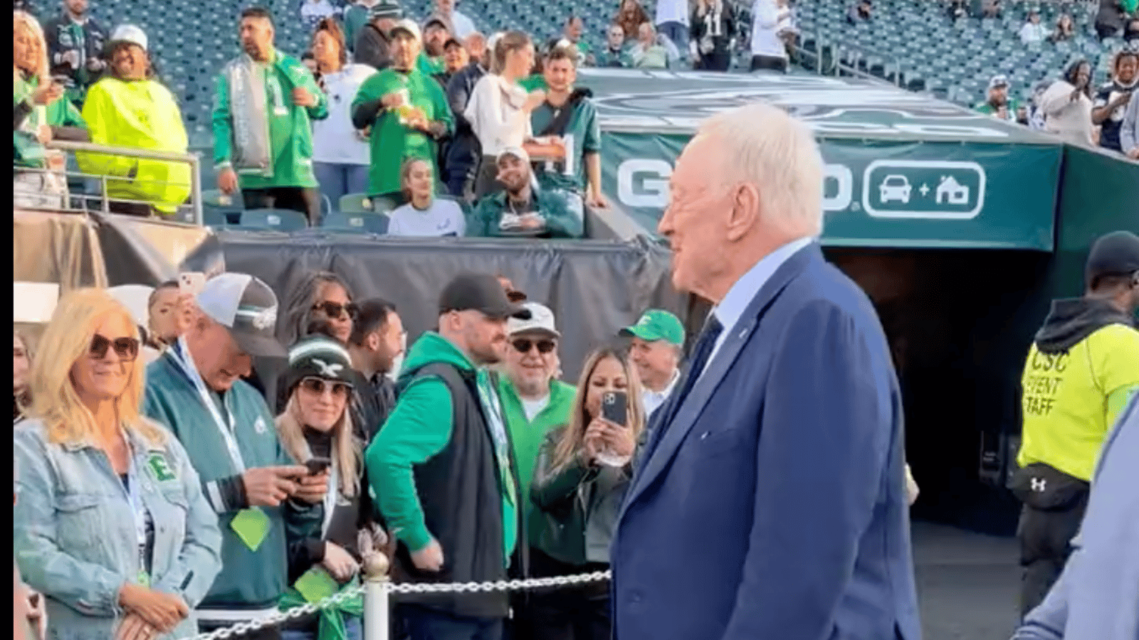 VIDEO: Jerry Jones interacts with Eagles fans
