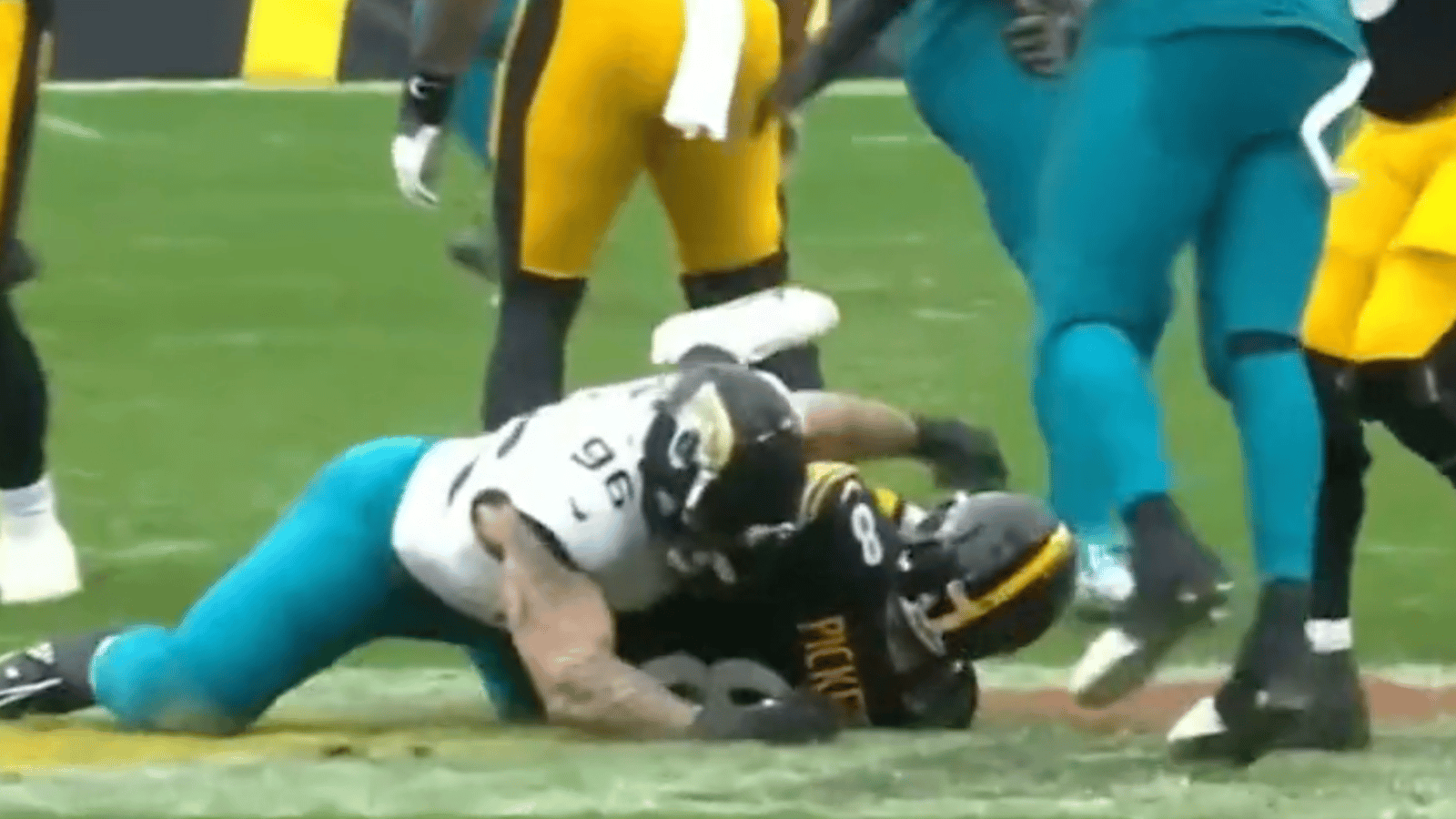 Steelers QB Kenny Pickett injured after dirty hit!