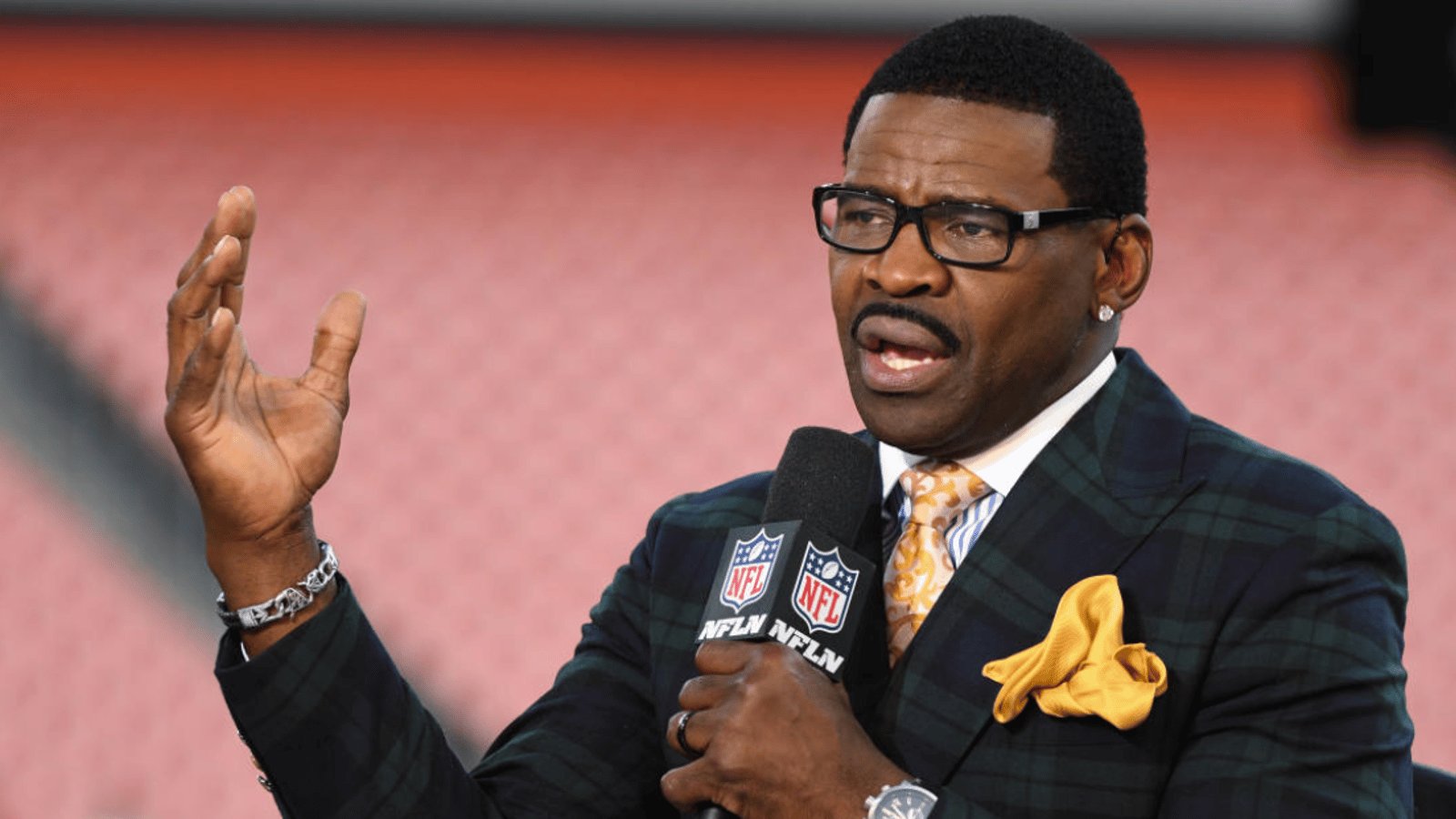 Michael Irvin to hold major press conference 