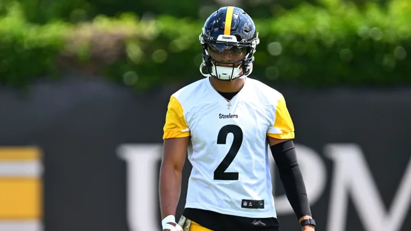 LeSean McCoy blasts Steelers QB Justin Fields 