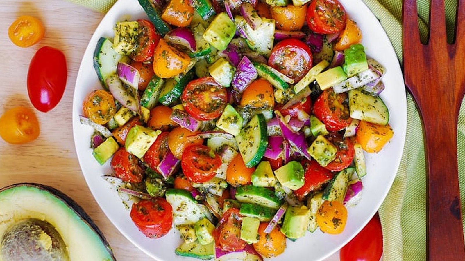 Salade de tomates, concombres et avocats au pesto de basilic 