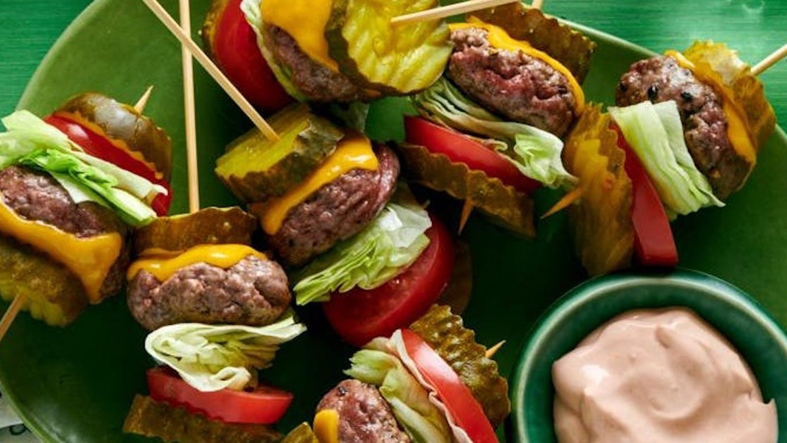 Amusantes bouchées de cheeseburger aux cornichons