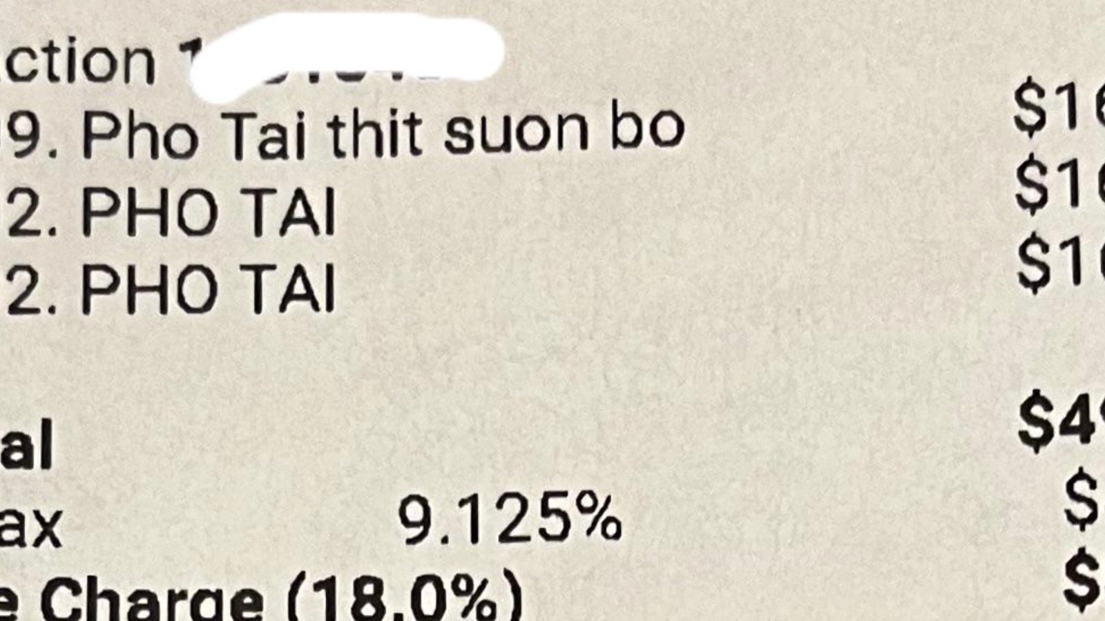 Un restaurant qui ajoute des frais supplémentaires se fait ramasser sur le web. 