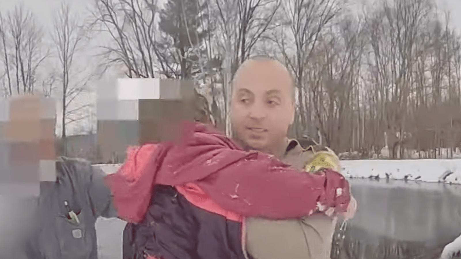 Une policière sauve une fillette prise au piège dans les eaux glacées d'un étang
