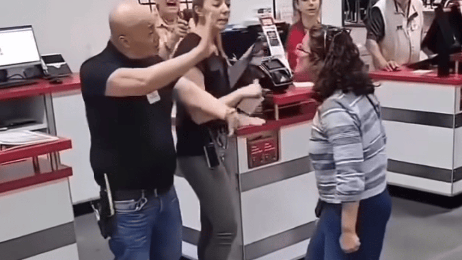 Une femme en furie s'en prend à des employés chez Costco