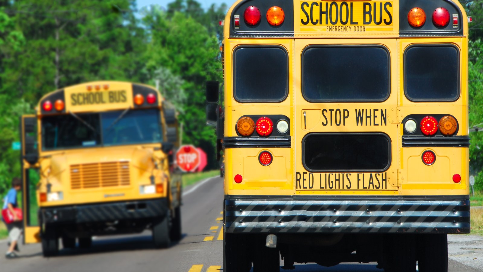 Un ex-chauffeur est accusé d’avoir incendié son bus scolaire avec des enfants à bord.