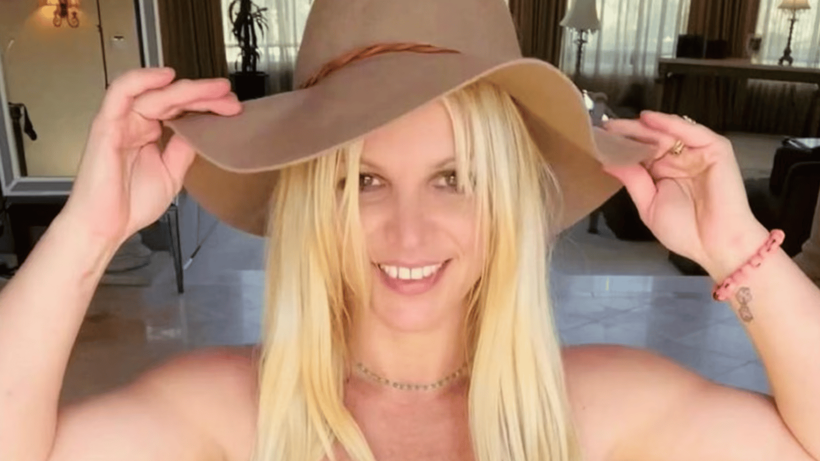 Britney Spears brise enfin le silence au sujet de quand elle s'était rasée la tête.