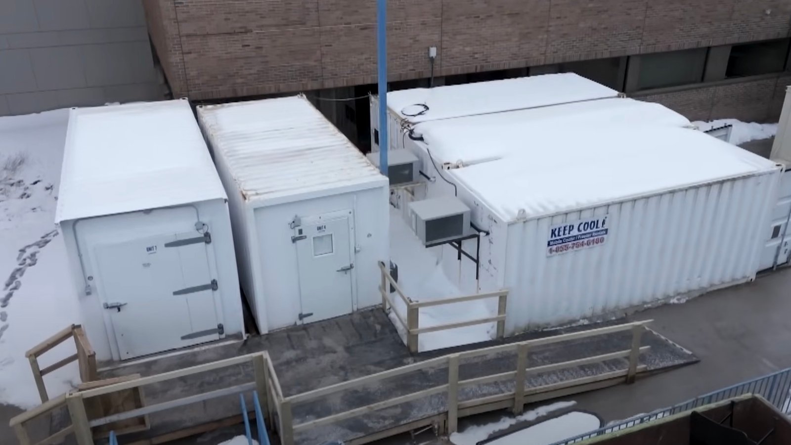 Plusieurs cadavres non réclamés se trouvent dans des conteneurs réfrigérés d'un hôpital