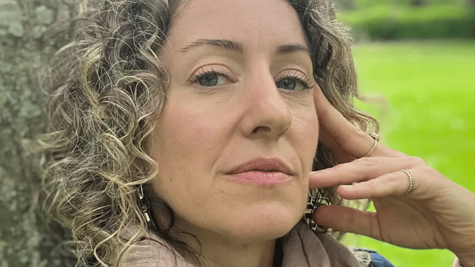 Une femme affirme qu'elle est en couple avec un arbre