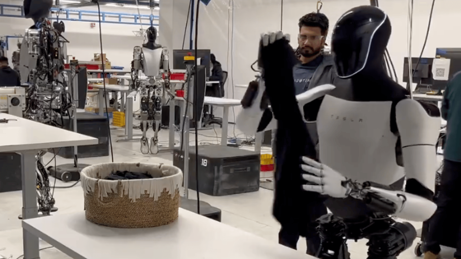 Elon Musk présente un robot humanoïde qui peut plier le linge.