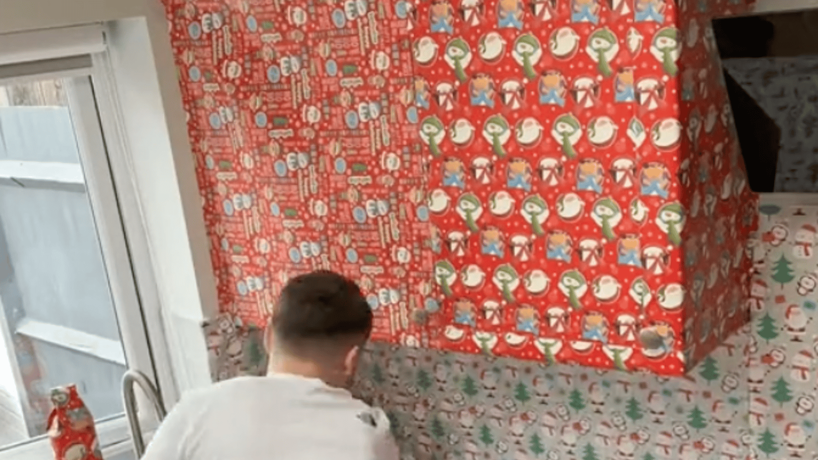 Un farceur emballe entièrement la cuisine de ses parents pour leur jouer un tour de Noël