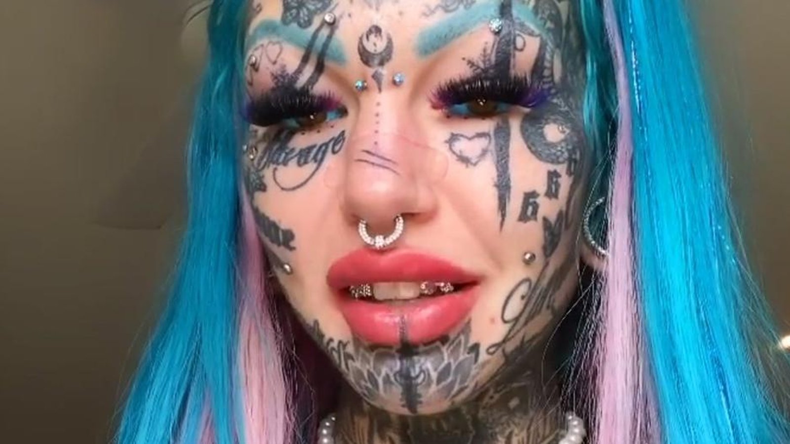 Une femme avec le corps tatoué à 99% affirme qu'elle n'arrive pas à se trouver d'emploi.