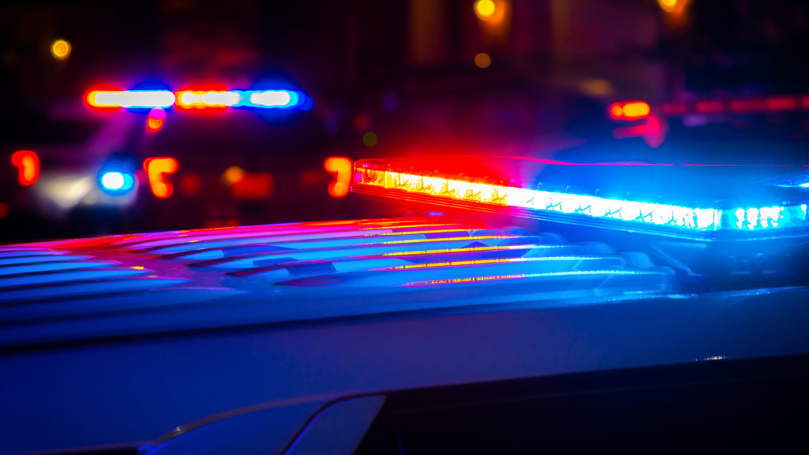 Deux garçons retrouvés morts dans leur appartement alors que leur mère chute du balcon