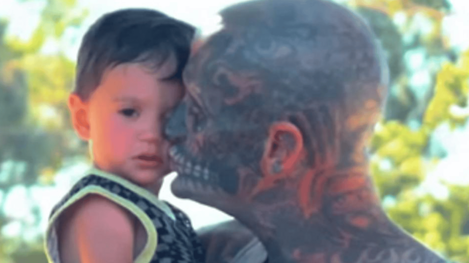 Un père dont le visage est recouvert de tatouages trouve ça difficile que les gens le jugent
