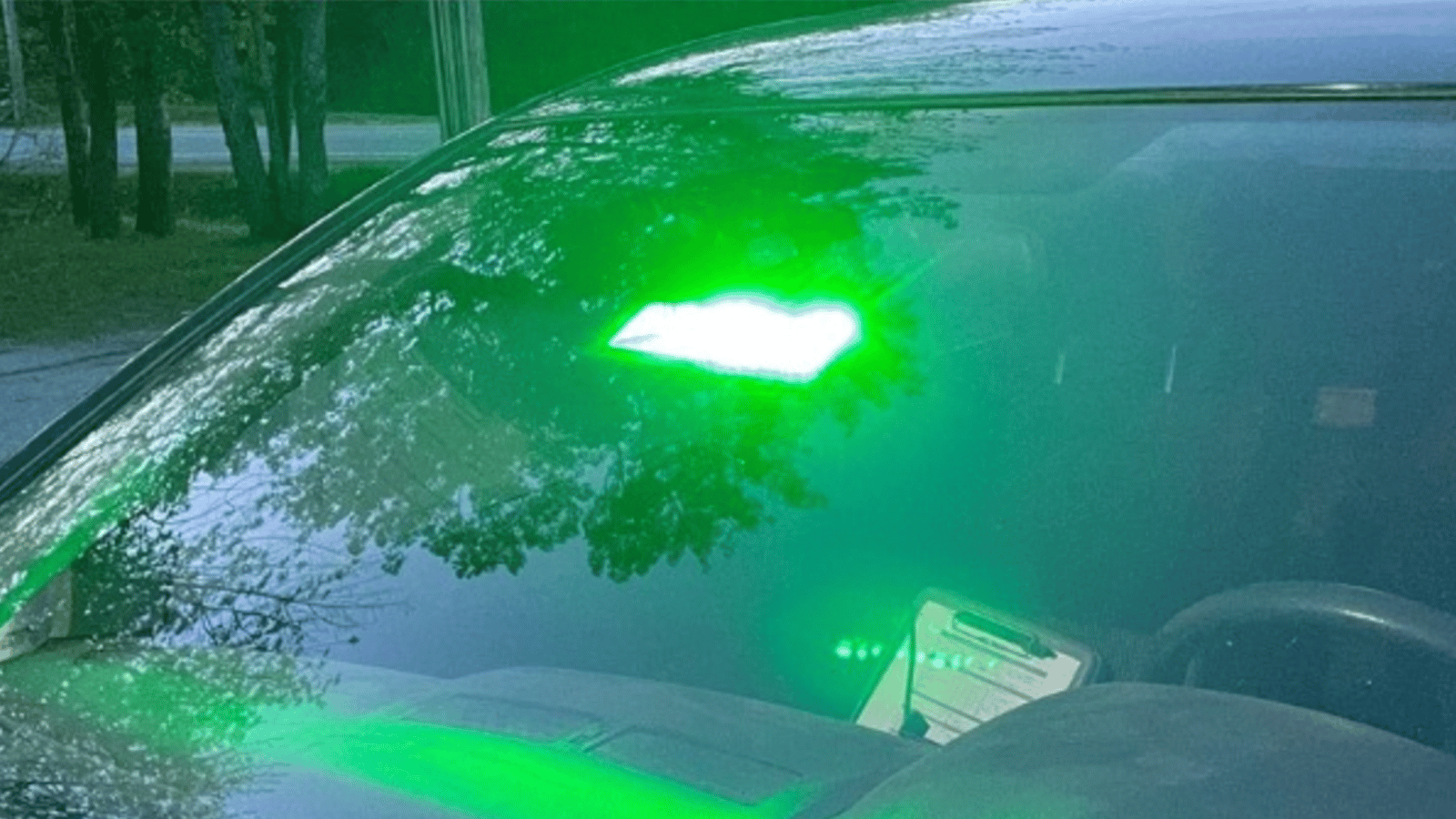 Si vous voyez un véhicule avec un feu vert qui clignote derrière vous, tassez vous!