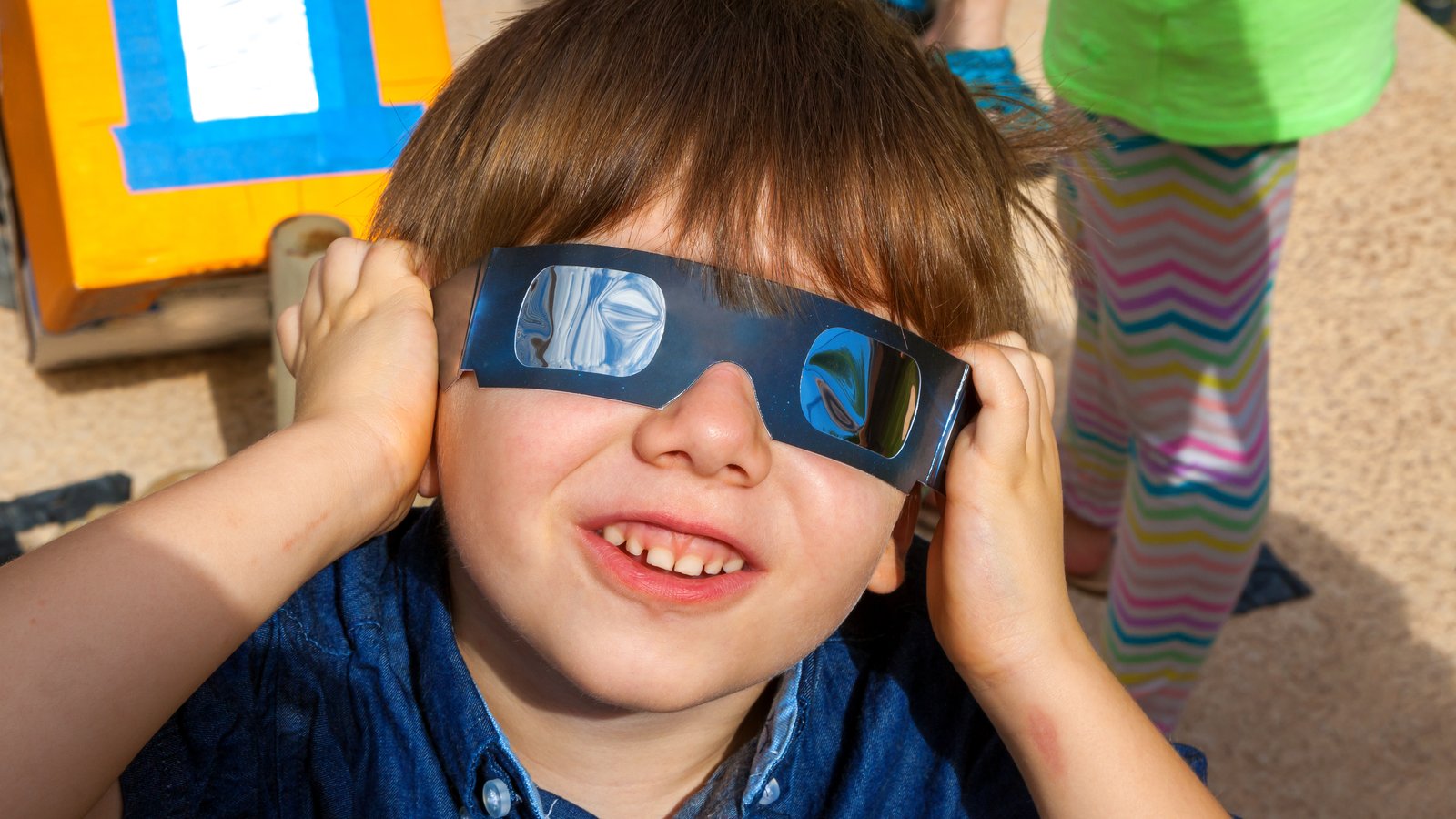 Éclipse solaire: Il faut se méfier des lunettes vendues en ligne avertissent les experts.