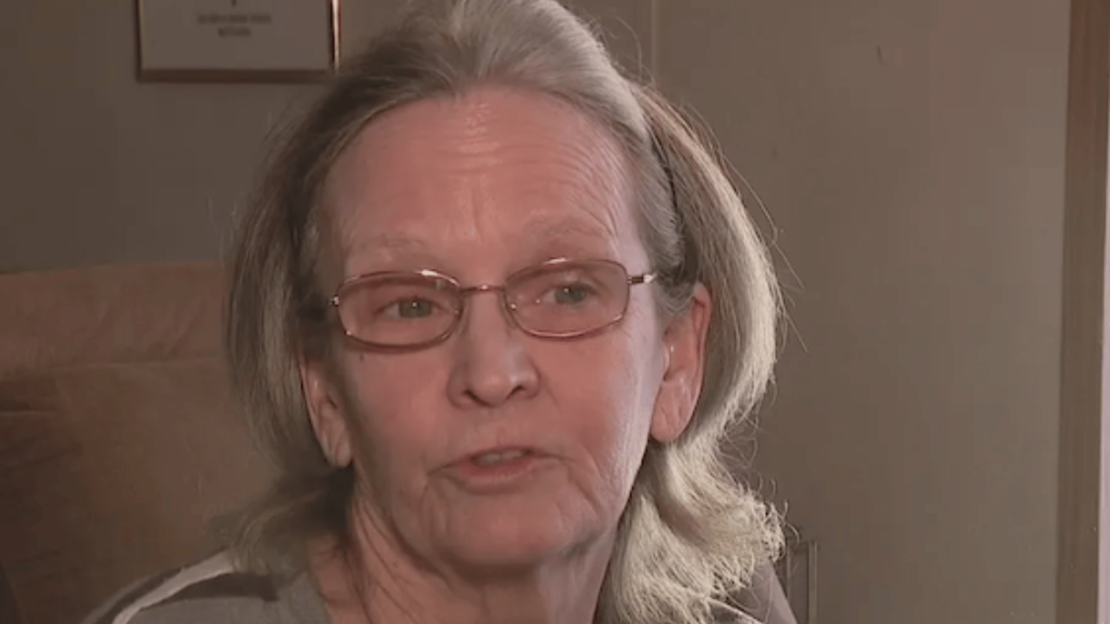 Une femme trouve une somme de 13 000$, la retourne et obtient une récompense de plus de 75 000$