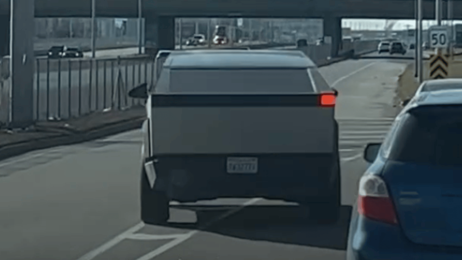 Un Cybertruck ne passe pas inaperçu dans l'ouest de l'île de Montréal